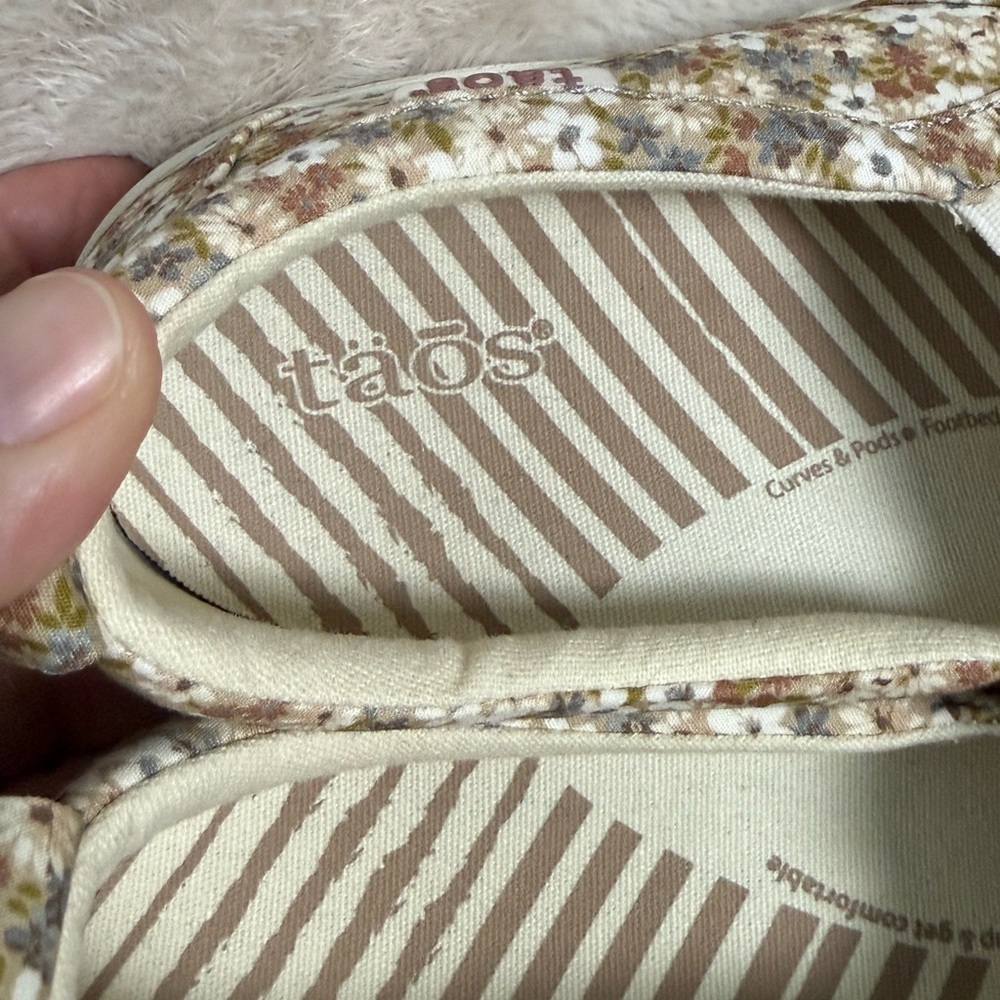 Taos "Dandy" Slip On Daisies Canvas Sneaker Womens Sz 7.5 - Picture 3 of 11